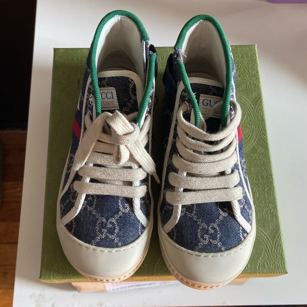 Kids Gucci sneakers size 25( US 9C) Great condition
